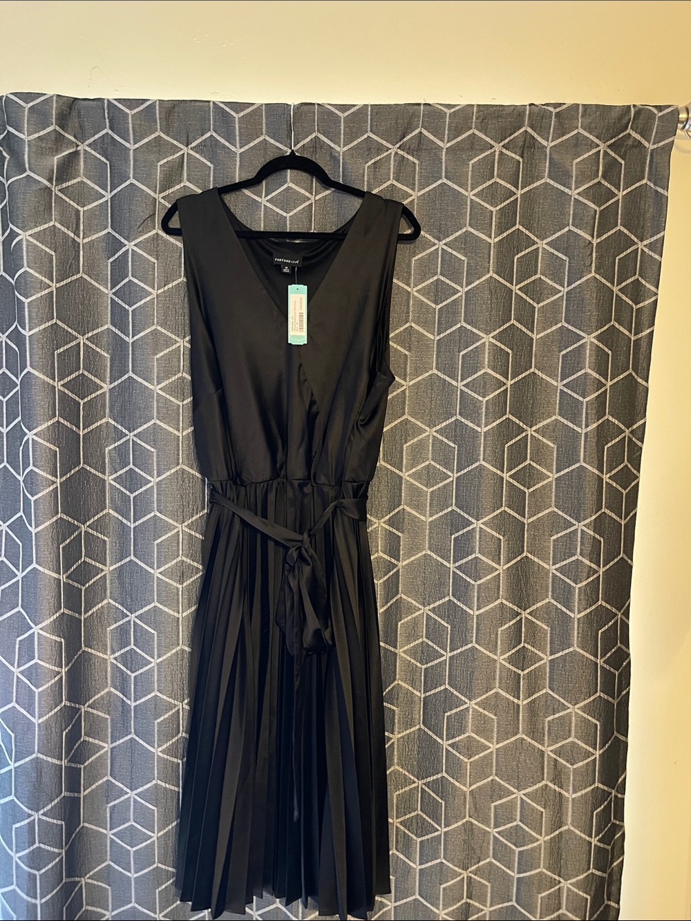 Elegant Black Sleeveless Pleated Midi Dress with Waist Tie